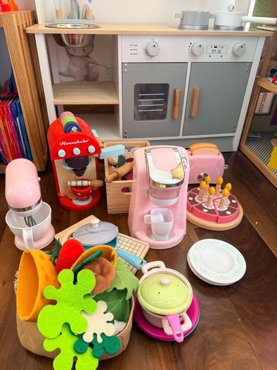 Wooden kids kitchen plus accessories - mint condition