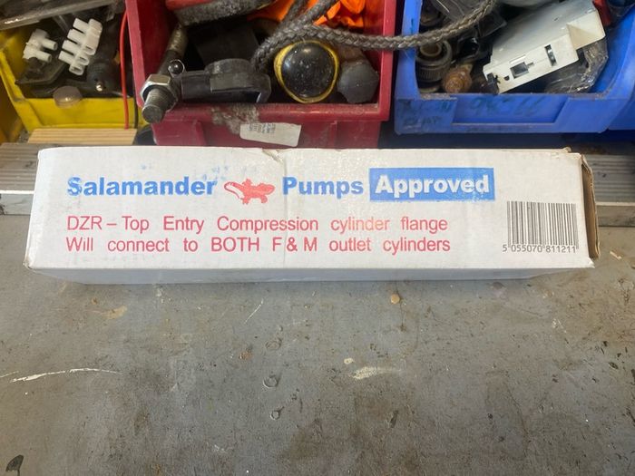 Salamander Pumps  Top-Entry S Tank Flange Fitting for Hot Water Cylinder 1" x 22mm