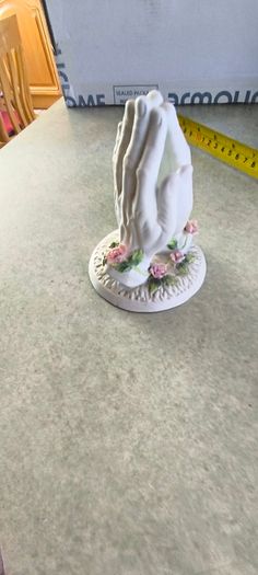 3 different itmes- 1- vintage small ceramic flared vase signed T. Casey 20 .00 euro. 2 - St. George Bone China Trinket small dish/ bowl England 12.00 euro. 3- Miniature Ceramic Praying Hands. 5 inches. White With Pink Flowers On The Base.12.00 euro.