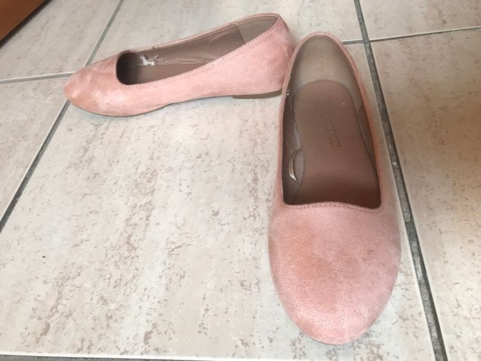 (Lot of 25) Ladies' Shoes Size 3/36