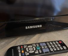 Samsung TV 1360x768