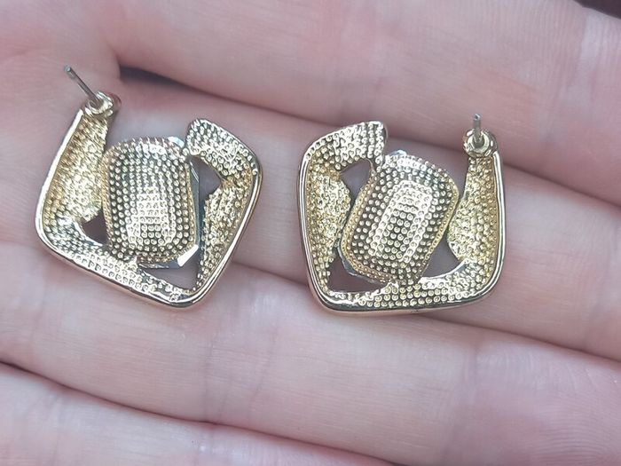 Vintage jewelry is sold individually for 5 to 10 euros