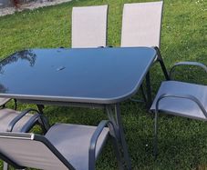 garden table and chairs