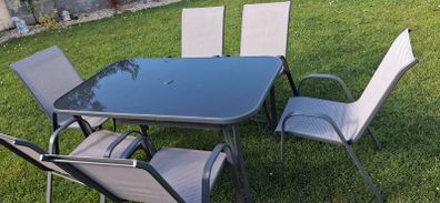 garden table and chairs