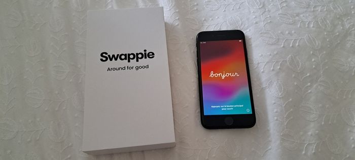 iPhone SE (2020) 64 GB Unlocked Black Excellent Condition