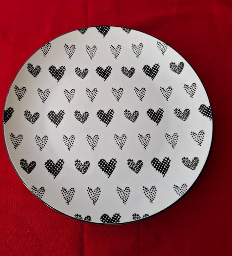 18-piece heart pattern dinner set