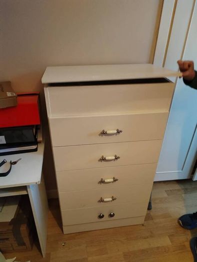 chest of drawers