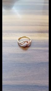 9ct gold ring with cz stones