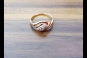 9ct gold ring with cz stones