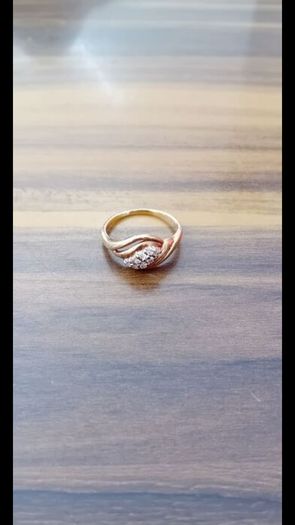 9ct gold ring with cz stones