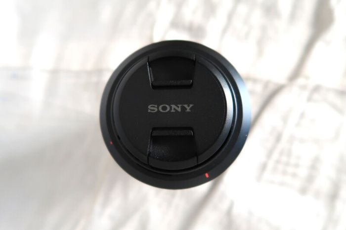 Sony 28-70mm f/3.5-5.6 OSS Kit Lens (Front/Rear Caps + Hood)