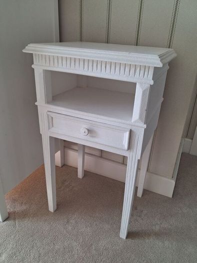 Chevet Arnaud blanc antique bedside table