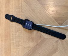 Apple Watch Series 8 41mm GPS - 90% Battery - Original Band & Charger