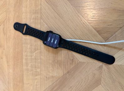 Apple Watch Series 8 41mm GPS - 90% Battery - Original Band & Charger