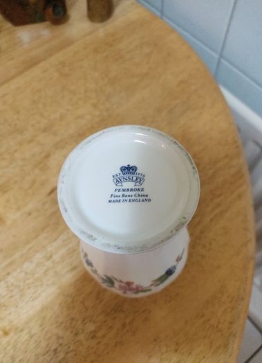 6" Pembroke Edwardian Flower Vase (Gold Trim) by AYNSLEY Fine Bone china in Excellent condition