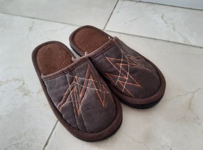 NEW Size 33 (7Years) Boys slippers