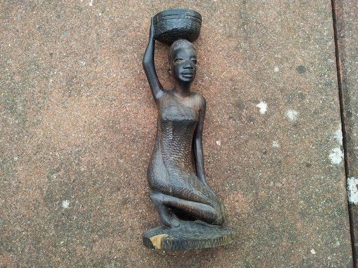 statue