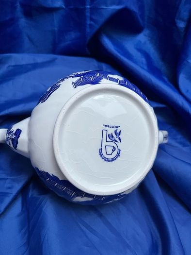 Barratts Blue Willow teapot