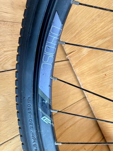 Mountain bike bicycle wheel and tyre disc brakes