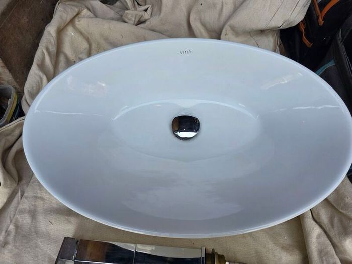 Countertop basin with countertop mounted tap