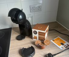 DeLonghi Nescafe Dolce Gusto Piccolo XS Coffee Machine + Pods