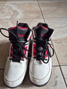 Shaq runners Size 5. Delivery