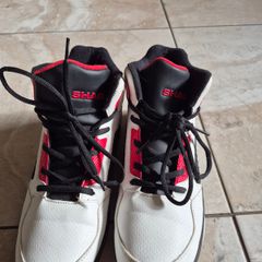 Shaq runners Size 5. Delivery