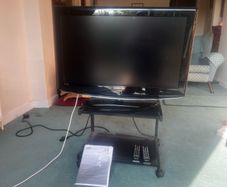 Samsung 32 inch Series 5 LED TV with stand and remotes