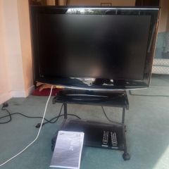 Samsung 32 inch Series 5 LED TV with stand and remotes