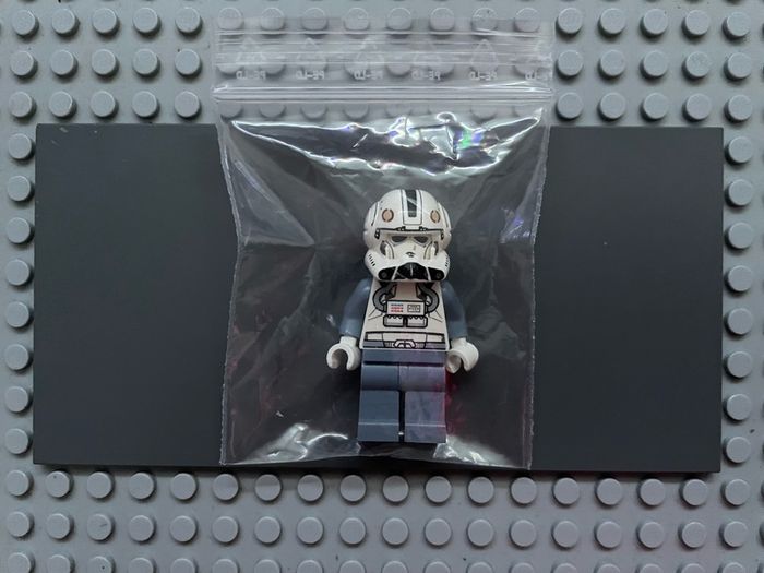 lego Star Wars sw0525 Clone Trooper V-wing Pilot (Phase 2) minifigure- Light Bluish Gray Arms and Legs, White Head