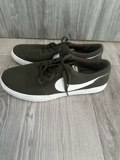 Nike Trainers - UK 9