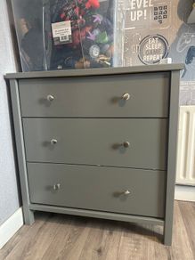 Drawer set.