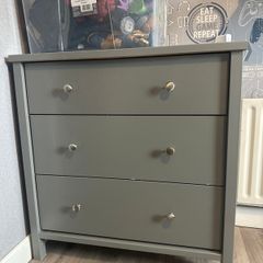 Drawer set.