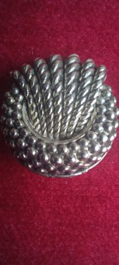 Vintage jewelry is sold individually for 5 to 10 euros