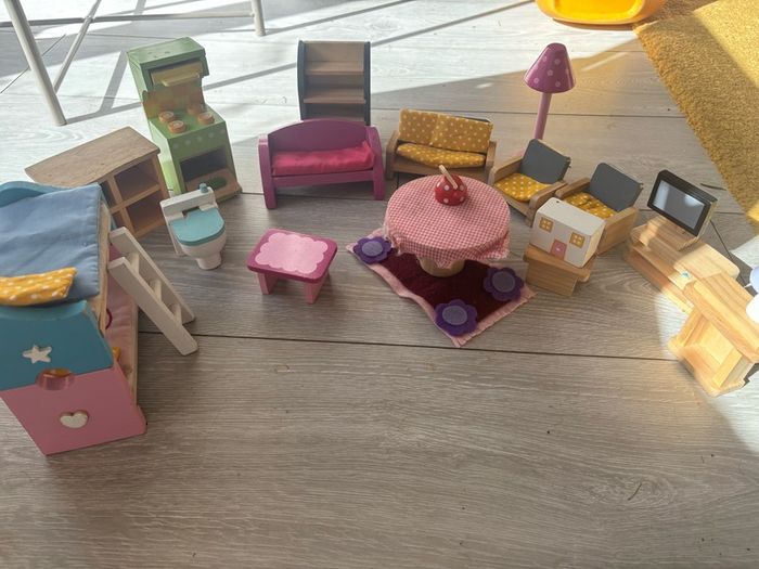 Le Toy Van wooden dolls house