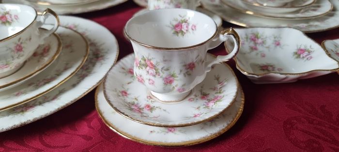 87 Piece Royal Albert Paragon Victoriana Rose Bone China Gold Gilt Dinner And Tea Service / Set For 10 Person Setting Made In England