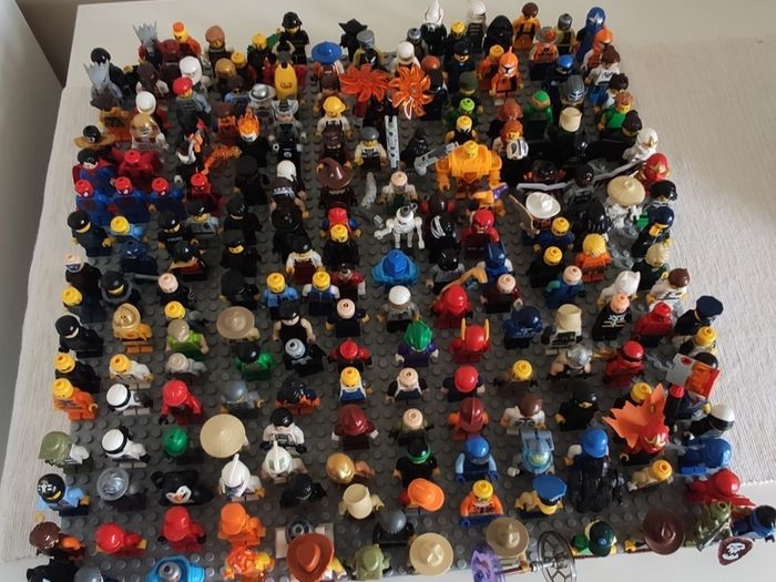 LEGO Collection (2011-2018) Mixed Figures & Bricks, Blue Ninjago NRG Zane figure with his spinner.