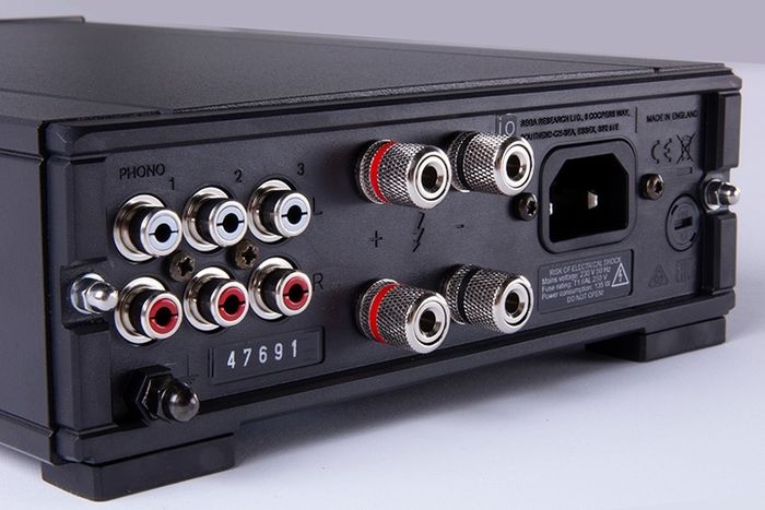 Rega Io Amplifier with Phono stage high quality amplifier as new with Remote