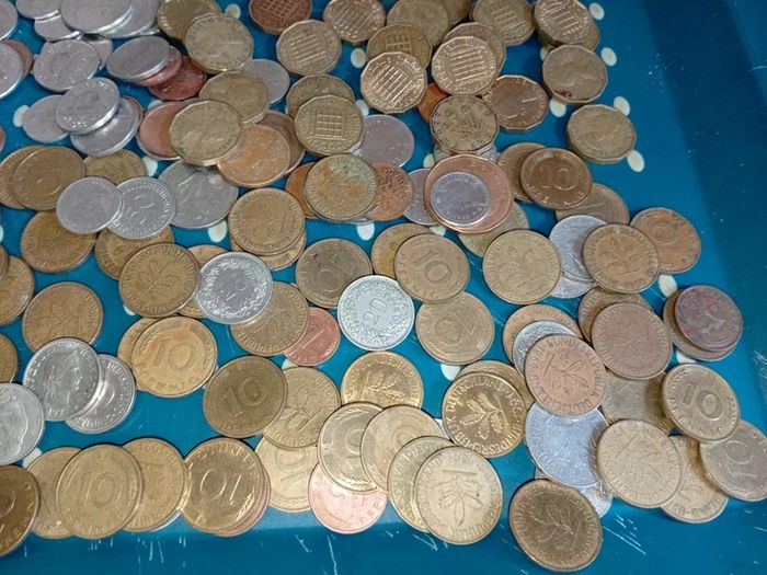 Large collection of overseas coins usa belgium germany canada uk etc good used order over 780gmn