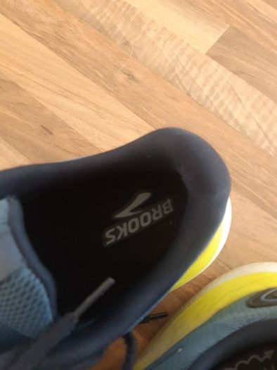 Brooks mens trainers size 9