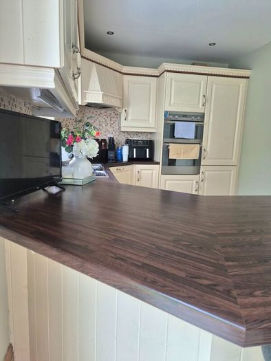 Kitchen & Dresser WITH appliances