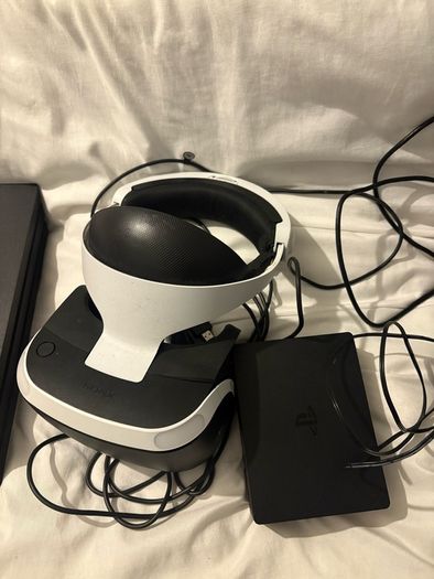 Ultimate Gaming Station: PS4 Pro 1TB + PSVR Full Kit + 46" Samsung TV + 5 Games + 3 Controllers