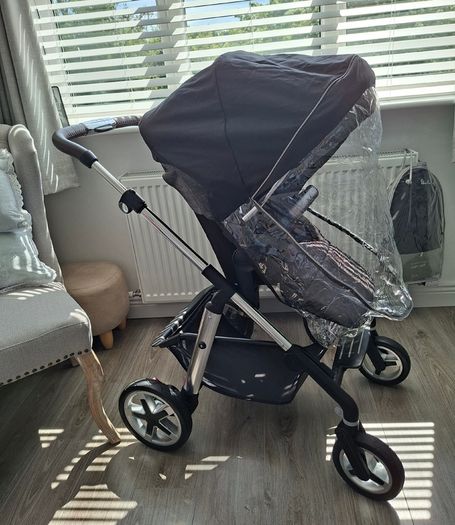 Silver Cross Pioneer Pram & Carrycot - Near New Condition