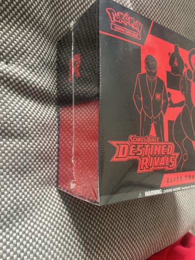 Pokemon Destined rivals Elite trainer box (description)