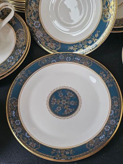 Royal Doulton   "Carlyle" Tea Set for 8 person