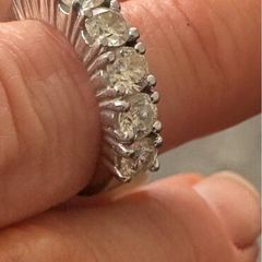 Beautiful 18ct 7 beautiful Diamonds . Never worn.
