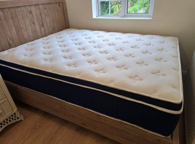 Like New kingsize 36cm deep mattress super comfy