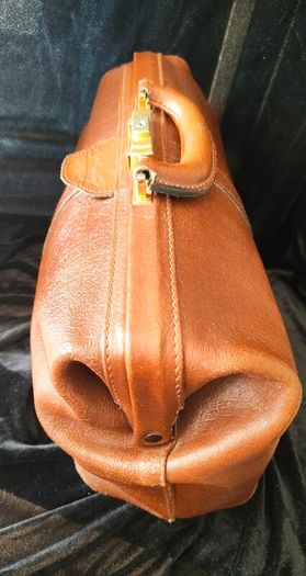 De  Boissy vintage leather Gladstone doctor bag