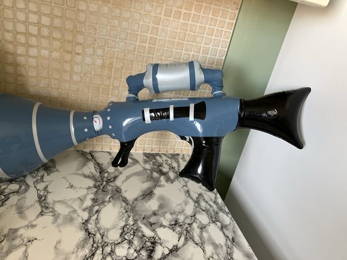 Inflatable gun
