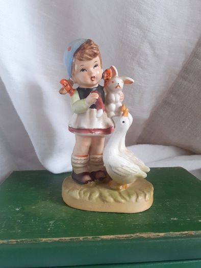 Vintage 1950s Porcelain girl figuerine.